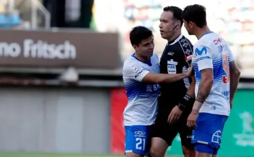 Ángelo Hermosilla sigue fuera de las canchas tras su polémico arbitraje en el duelo entre Universidad Católica y Audax Italiano. Foto: Agencia Uno