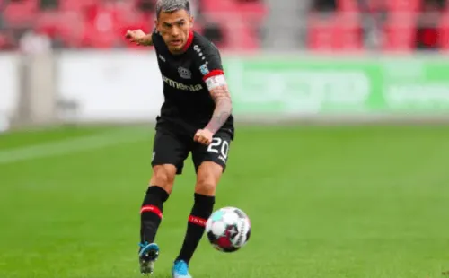 Charles Aránguiz sigue complicado y el Bayer Leverkusen se inquieta. Foto: Getty Images