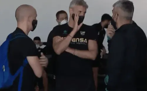 Hernán Crespo y el plantel de Defensa y Justicia, esperando en el aeropuerto de Santiago tras el sorpresivo anuncio de la Conmebol. Foto: Twitter