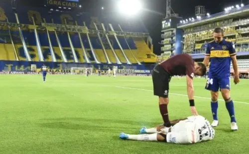 Tobar optó por quedarse con lo que le dijeron sus asistentes y no revisar el VAR. Foto: Santos FC