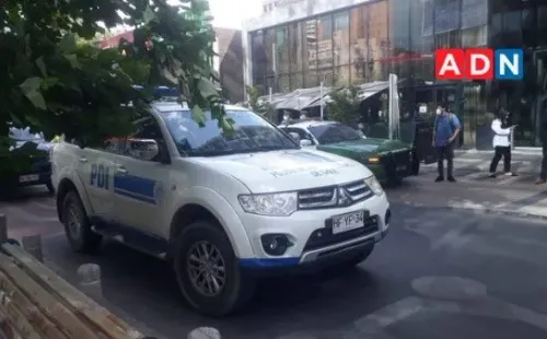 Carabineros y PDI custodió la entrada del hotel de Defensa y Justicia en la mañana y parte de la tarde. (Foto: Radio ADN))