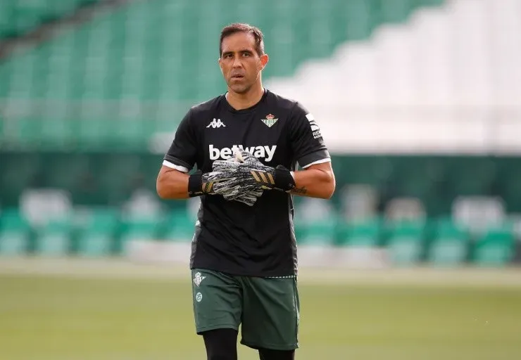 Claudio Bravo podría ser titular frente al Huesca por La Liga. (Foto: Getty Images)