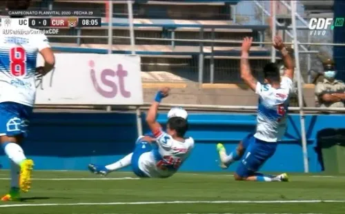 Parot se barrió con las manos en alto.