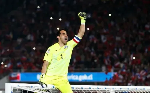 Claudio Bravo celebrando el primer título de Copa América en la historia de Chile. Foto: Agencia Uno