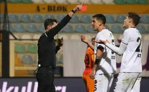 Roco vio la roja directa tras un patadón al brasileño Amilton.
