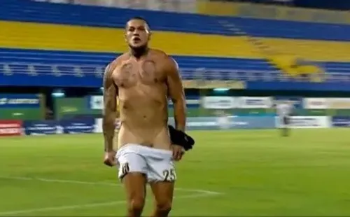 El jugador quedó en paños menores en plena cancha.