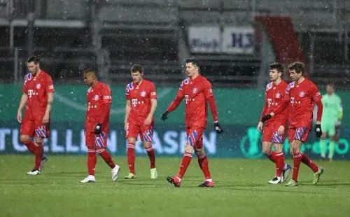 Con la cabeza abajo. Así salió el Bayern de la cancha luego de la derrota por penales ante el Holstein Kiel. (Foto: Getty)