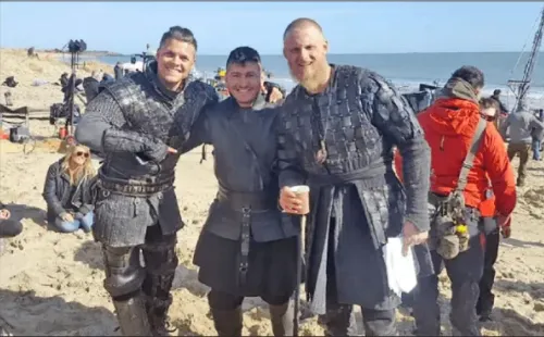 Leandro Peña junto a dos actores de 'Vikingos'