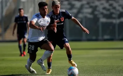 La jugada en que Felipe Campos sintió molestias tras ir a un cruce con Pablo Aránguiz en el Superclásico. Foto: Agencia Uno