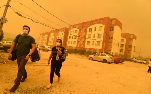Los cielos de la Quinta Región se cubrieron de rojo tras el incendio forestal que azotó a Quilpué. Foto: Agencia uno