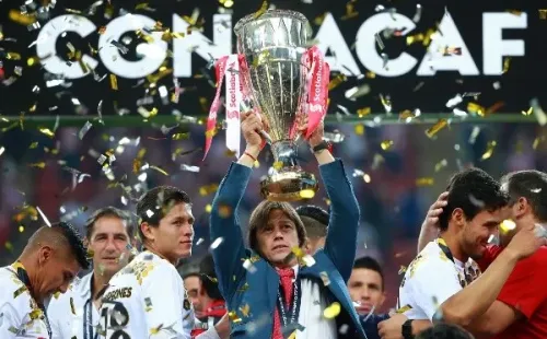 Matias Almeyda levanta la Concachampions con las Chivas (Getty Images)