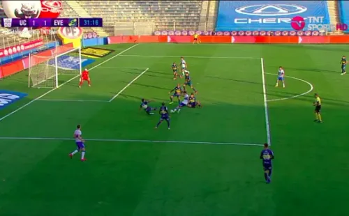 El juvenil cruzado venció la línea defensiva de Everton.