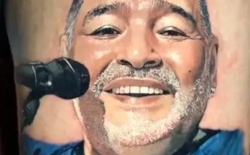 El juvenil homenajeó a Maradona con un realista tatuaje en su pierna.