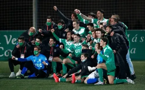 Así celebró el Cornellá el histórico triunfo ante los colchoneros. Foto: Getty.