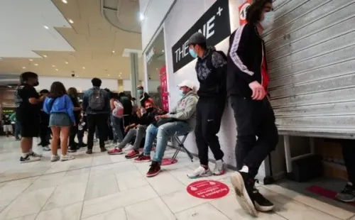 Varias personas llegaron a hacer fila para adquirir las nuevas zapatillas Jordan, sin importar que la pandemia del coronavirus sigue generando peligro. Foto: Agencia Uno