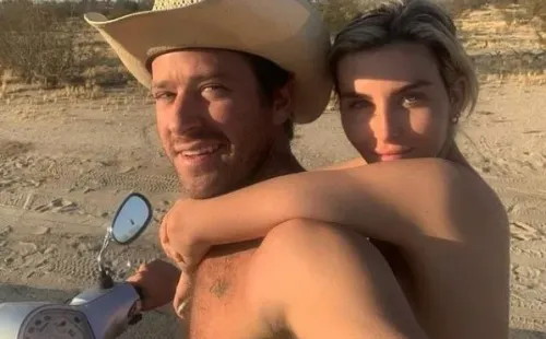 Paige Lorenze junto al actor Armie Hammer.