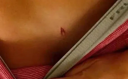 Paige Lorenze asegura que Armie Hammer le dejó una marca con su inicial a milímetros de sus partes privadas.