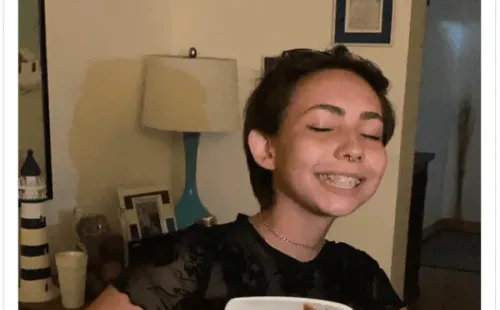 La joven terminó de comerse los fideos