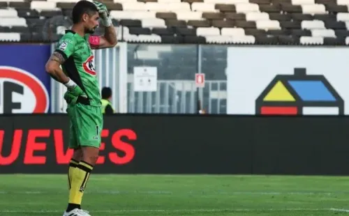 Visiblemente afectado se le vio a Matías Cano una vez terminado el encuentro ante Colo Colo. Foto: Agencia UNO.