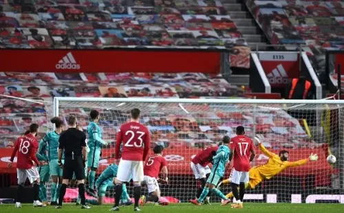 Un golazo de Bruno Fernandes de tiro libre superó a Alisson y sentenció el partido. (Foto: Getty)