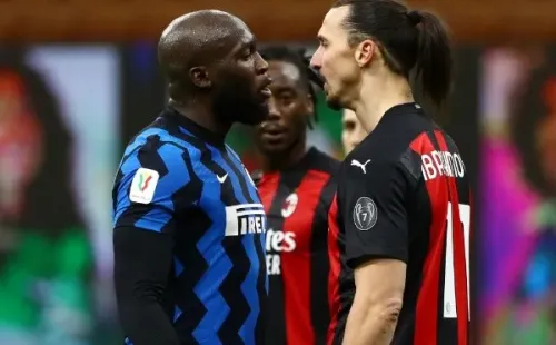 El cruce entre Romelu Lukaku y Zlatan Ibrahimovic marcó el derbi entre Inter y Milan. Foto: Getty Images