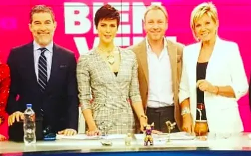 En una foto grupo del panel de Bienvenidos, las figuras de Tonka Tomicic aparecen en el frente del mesón principal.