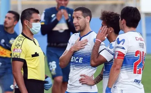 Universidad Católica se le han lanzado con todo a los arbitrajes en las últimas fechas. Foto: Agencia Uno