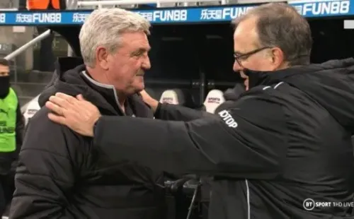 Marcelo Bielsa conversó en un “inglés rato” con Steve Bruce tras triunfo del Leeds. Foto: BT Sport