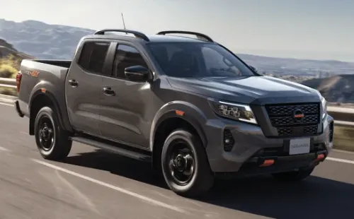 Un diseño sólido, elegante, audaz y resistente, hecho a la perfección para situaciones extremas. Una conducción silenciosa y cómoda gracias a una disminución de la vibración y aislamiento del ruido, hecho para todo terreno. Nissan Navara se reinventa en el 2021 para llegar con la versión más avanzada de la pickup. | Foto: Nissan.