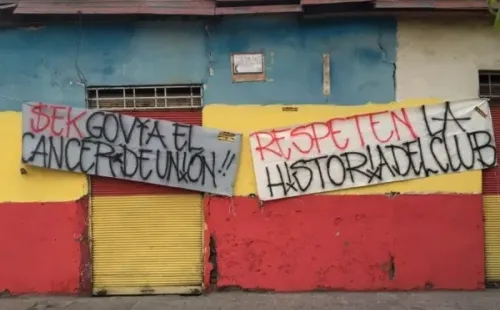 Algunos de los lienzos que un grupo de hinchas de Unión Española colgó fuera del Estadio Santa Laura. Foto: Facebook Coordinación Furia Roja