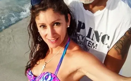 Angélica Sepúlveda y el galán turco Güsel en la playa.