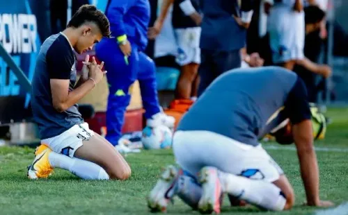 Pablo Solari ha sido uno de los jugadores más comprometidos con sacar a Colo Colo de la zona de descenso. De hecho, una foto suya rezando ante Unión Española es reflejo de sus ganas de ayudar. Foto: Agencia Uno