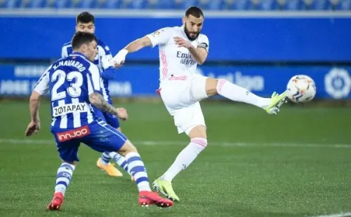 Karim Benzema, capitán del Real Madrid cuando Serio Ramos no está, anotó dos tantos frente al Alavés y ya es el cuarto máximo goleador de La Liga con 10. (Foto: Getty)