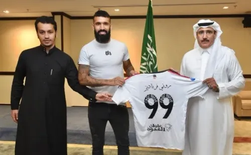 Ronnie Fernández y su nueva camiseta 99 en el fútbol de Arabia Saudita.