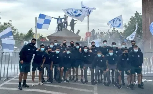 Los jugadores de la UC posaron en el banderazo de sus hinchas. Foto: U. Católica
