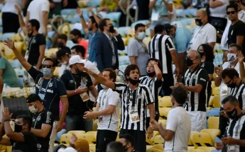 HInchas invitados de Santos gritando sin mascarilla en la final de Copa Libertadores. Foto: Getty Images