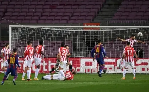 A pesar de haber cuatro jugadores en la barrera, uno en el suelo y otro en el palo, Lionel Messi superó a todos para anotar un golazo de tiro libre frente al Bilbao. (Foto: Getty)