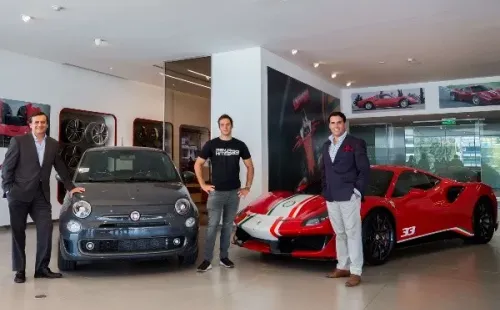 Claudio Campos, Gerente MKT de Fiat Chile, y Matías Cáceres, gerente general de Ferrari Santiago, junto a Benja Hites.