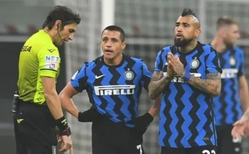 MILAN, ITALY - FEBRUARY 02: Arturo Vidal and Alexis Sanchez of FC Internazionale react during the Coppa Italia semi-final match between FC Internazionale and Juventus at Stadio Giuseppe Meazza on February 02, 2021 in Milan, Italy. Sporting stadiums around Italy remain under strict restrictions due to the Coronavirus Pandemic as Government social distancing laws prohibit fans inside venues resulting in games being played behind closed doors. (Photo by Claudio Villa - Inter/Inter via Getty Images)