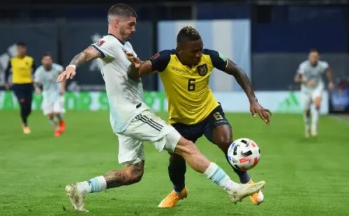 Estupiñan superó una lesión y ya recupera terreno en el Villareal.