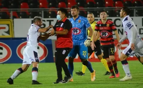 Sepúlveda se libró de la roja que recibió por su pelea con Peric y está listo para la final por el ascenso. Foto: Agencia Uno
