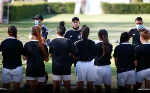 Luis Mena se gana los elogios de sus jugadoras en Colo Colo previo al Superclásico. Foto: Colo Colo