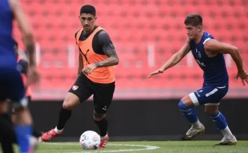 Tucu Hernández gana terreno junto a Falcioni en Independiente. Foto: Twitter