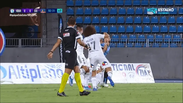 Posible penal de Barroso a Aveldaño en Iquique vs Colo Colo