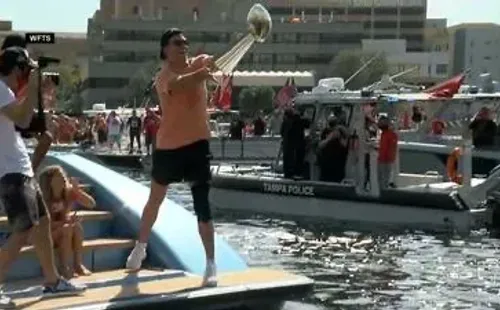 Brady lanzó el trofeo hasta otro yate, donde afortunadamente lo recibióRob Gronkowski.