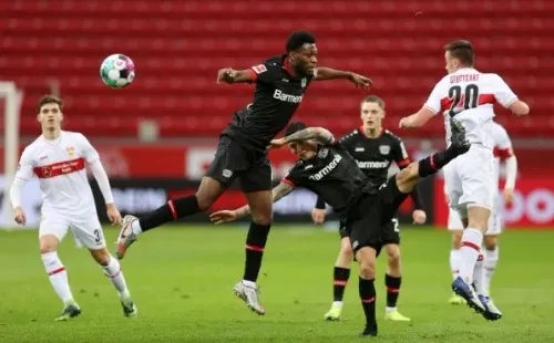 Charles y Leverkusen dejaron escapar la victoria en los minutos finales.