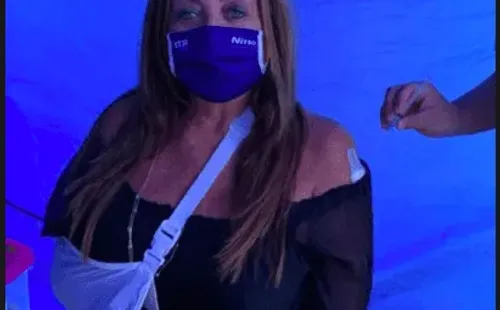 El momento en que la Tía Sonia recibe la vacuna contra la Covid-19 y que mostró en sus historias de Instagram, tras su caída en Maitencillo.