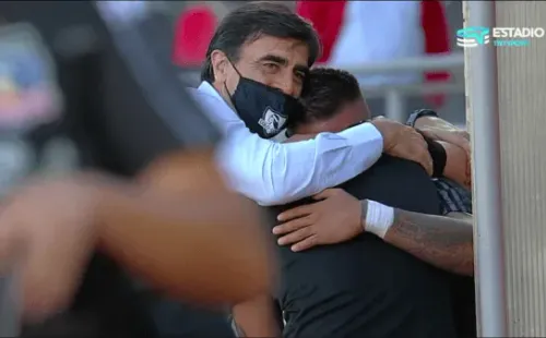 El abrazo de Quinteros y Paredes en Colo Colo tras salvarse del descenso.