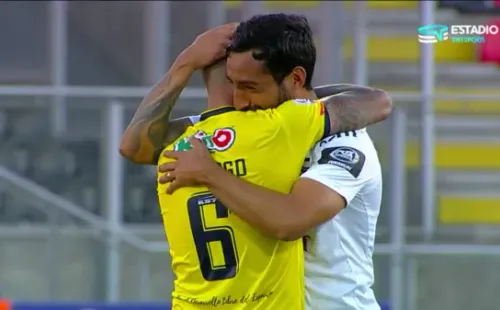 El abrazo con emociones contrarias de Colo Colo y U de Conce tras la promoción.