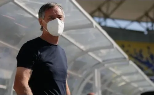 Holan tiene una cláusula de salida exacta a la que utilizaron Beñat y Quinteros.